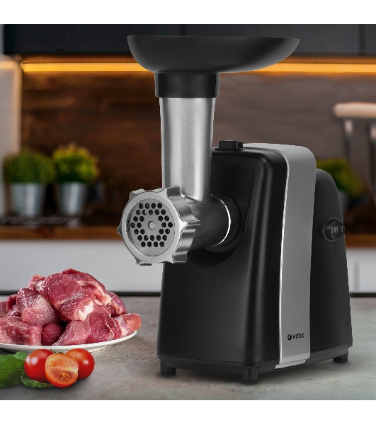 Мясорубка электрическая Vitek VT-3615 черный, 1700 Вт, 2.0 кг/мин, реверс, защита от перегрузки, насадки - 4