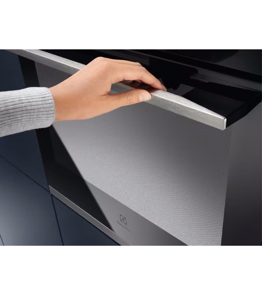 Духовой шкаф Electrolux с паром SteamCrisp, основной цвет - нержавеющая сталь, сенсорное управление, цветной ЖК-дисплей, электронное регулирование времени и температуры, будильник, таймер отключения, отложенный старт, хромированные направляющие из нержавеющей стали Easy Entry , телескопические направляющие FlexiRunners (1 ур) с изменением высоты установки, 3 стекла, пиролитическая очистка, термощуп, плавное закрытие дверцы SoftClosing, Италия